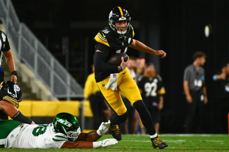 Smith throws a TD pass during his 1-drive cameo as Jets top Steelers